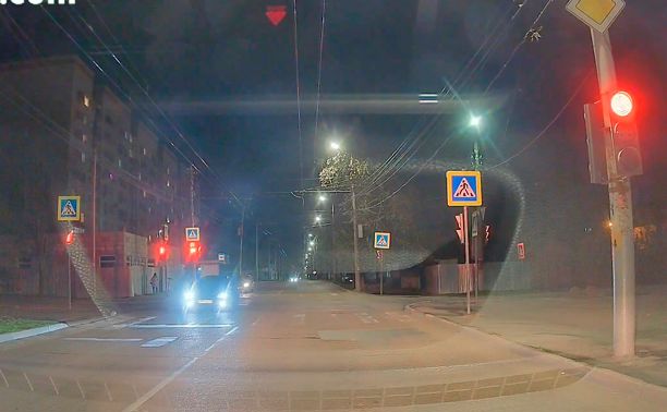 На ул. Луначарского водитель «не заметил» красный сигнал светофора