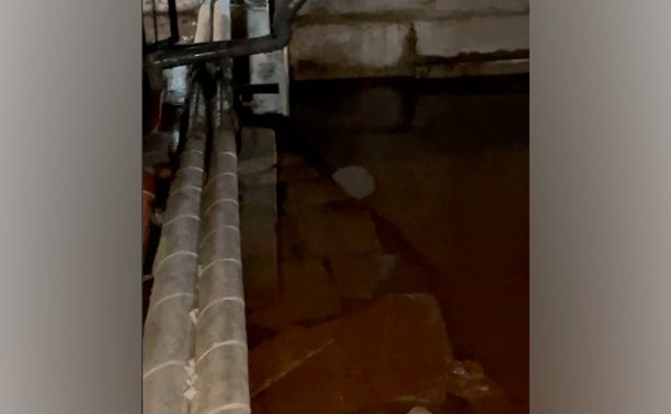 Подвал пятиэтажки в Кимовске затапливает водой вторые сутки