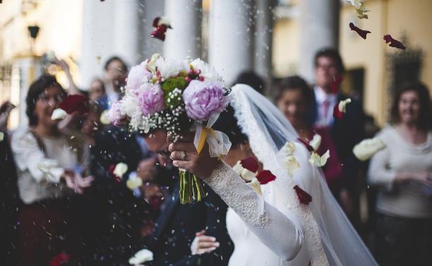 Идеальная свадьба: банкетный зал, букет невесты, сексуальное белье и красочный фейерверк