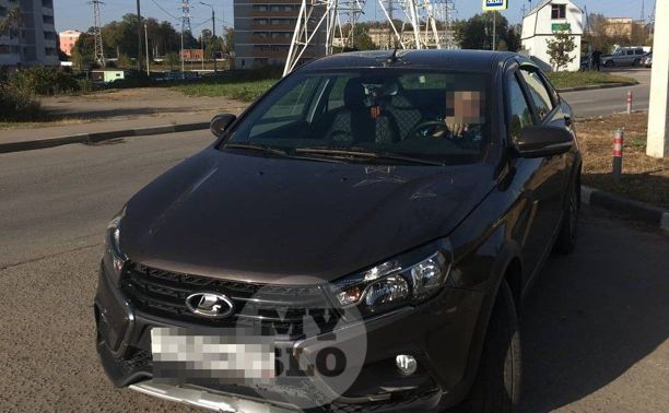 На ул. Бондаренко водитель снёс ограждение и въехал в стоящий автомобиль