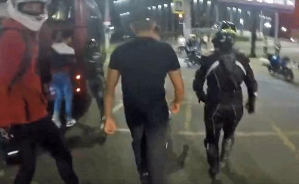 В Туле мотоциклисты вытолкали обездвиженный троллейбус: видео