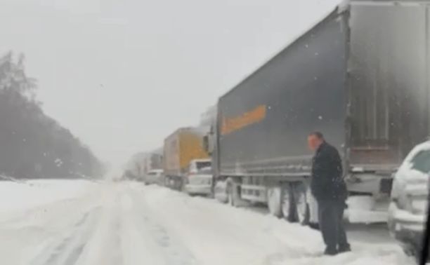 «Всё, отрубаюсь, впереди фура едет!»: водитель показал на видео состояние трассы на Плавск в Тульской области