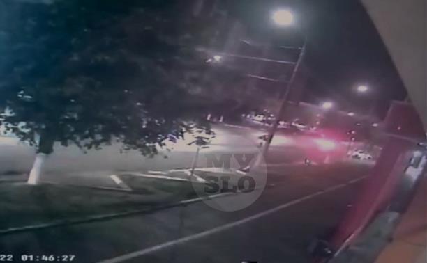 «Водитель соврал, что Logan ехал задом»: странное ночное ДТП в Туле зафиксировала камера наблюдения 