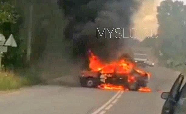В Барсуках рядом с заправкой сгорел автомобиль: видео очевидца