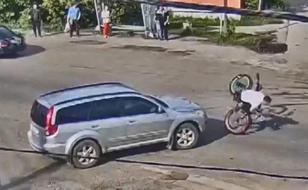 В Узловой внедорожник сбил велосипедиста: запись с камеры видеонаблюдения
