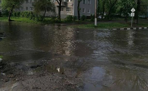 В Туле машины «плывут» по затопленной после дождей ул. Новомосковской: видео