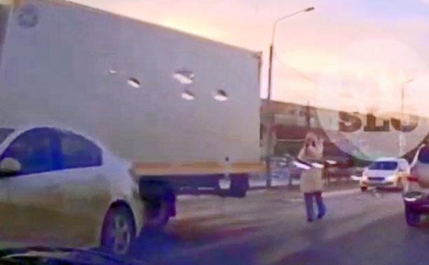 Девушка попала в ДТП и сильно расстроилась, а когда ее машину «добил» грузовик — расплакалась: видео