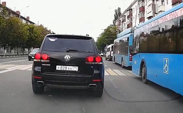 «Накажи автохама»: В Туле сняли на видео «учителя» на Volkswagen Touareg