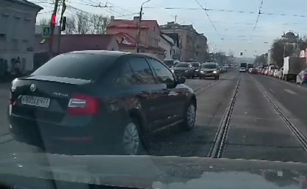 В Туле водитель Škoda спокойно проехал по встречке и на красный