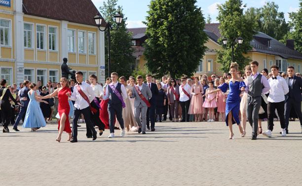 Николай Воробьев поздравил выпускников школ Суворовского района