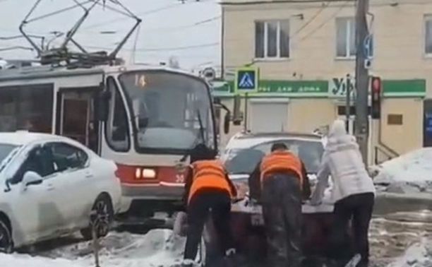 «Накажи автохама»: в Туле водителя оштрафовали за парковку на трамвайной линии