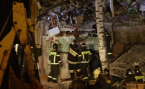 Спасатели МЧС продолжают поиски пострадавших на месте обрушения подъезда в Ефремове