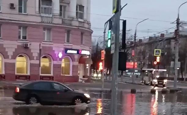 Красноармейский проспект затопило из-за коммунальной аварии