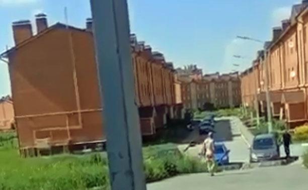 Голый мужчина ходил по улицам Кимовска: видео