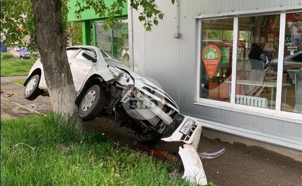 В Щекино Chevrolet Cobalt «боднул» супермаркет и повис на дереве 