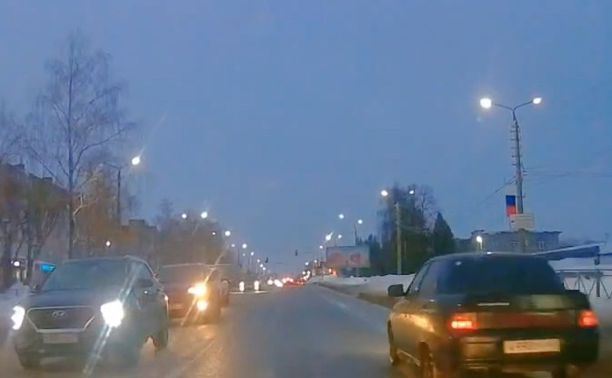 В Щекино автомобилист решил, что успеет проскочить между пешеходами