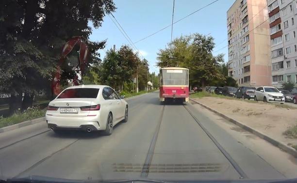 «Накажи автохама»: белый BMW не захотел плестись за трамваем