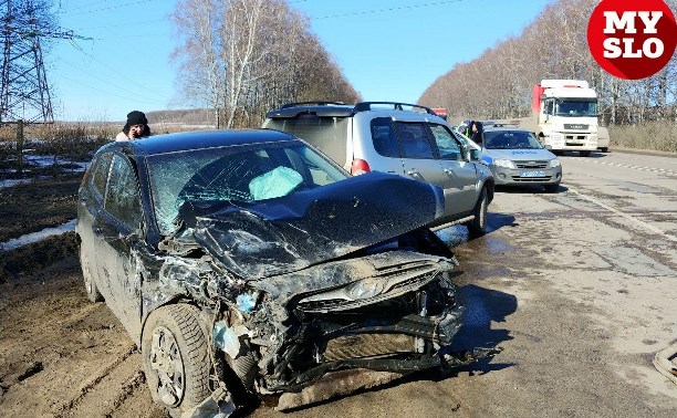 Серьезная авария на Новомосковском шоссе под Тулой: столкнулись легковушка и «Нива Шевроле» 