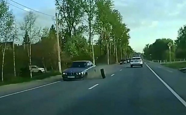 Под Тулой у BMW на ходу отлетело колесо: видео
