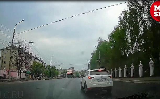 «Накажи автохама»: Mazda проехала на красный свет и едва не сбила пешехода
