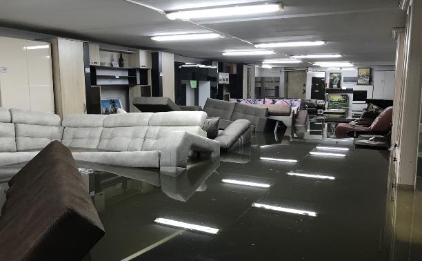 Затопило мебельный магазин: В Узловой «поплыли» диваны