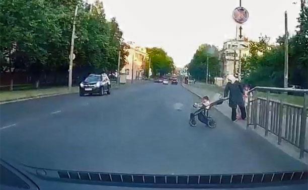 В Туле женщина едва не отправила под машину коляску с ребенком