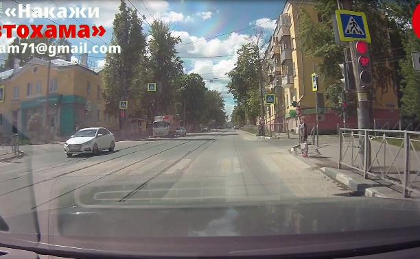 «Накажи автохама»: водитель Hyundai Solaris прокрался на красный
