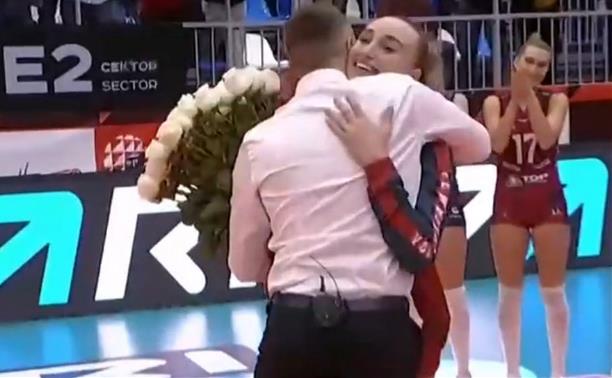 Парень сделал предложение волейболистке «Тулицы» сразу после матча Суперлиги: видео