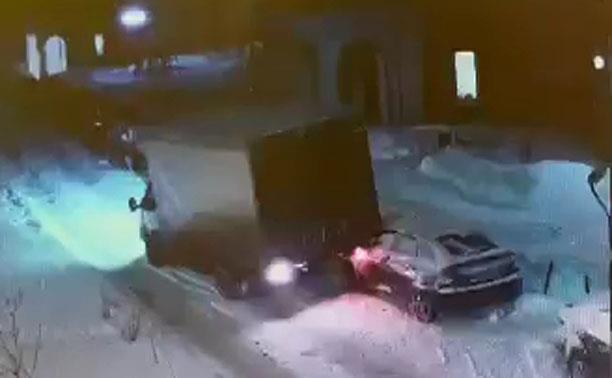 В Туле водитель грузовика врезался в легковушку и скрылся: разыскиваются очевидцы