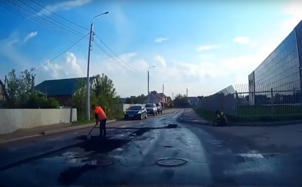 Видео: на улице Ликбеза в Туле рабочие укладывают асфальт в воду