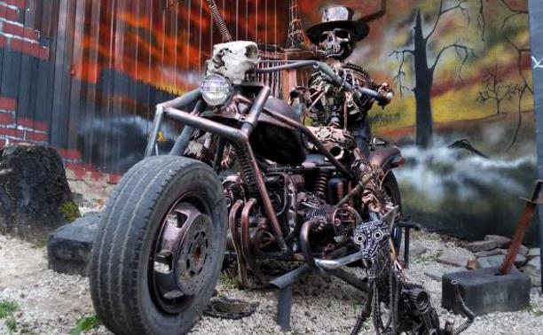 В Туле возле рок-клуба «М2» припарковался скелет на мотоцикле: видео