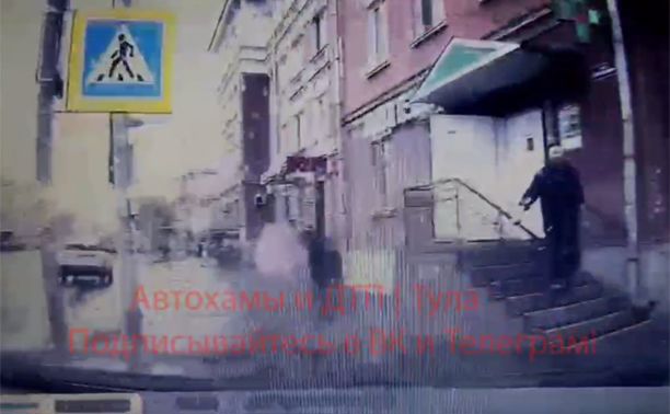Момент ДТП с выскочившим на тротуар внедорожником снял видеорегистратор