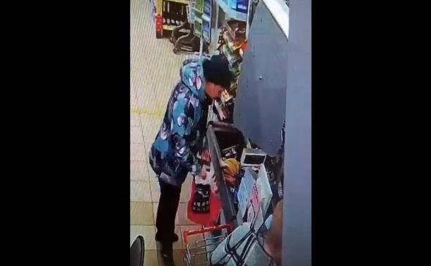 В супермаркете тулячка украла деньги у покупательницы: видео