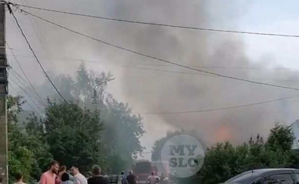 Пожар в поселке Октябрьском тушат 6 расчетов