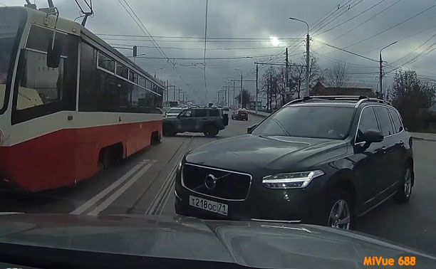 На ул. Пролетарской водители научились интересно срезать поворот