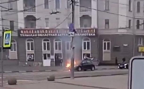 На ул. Первомайской в Туле на дороге загорелся автомобиль