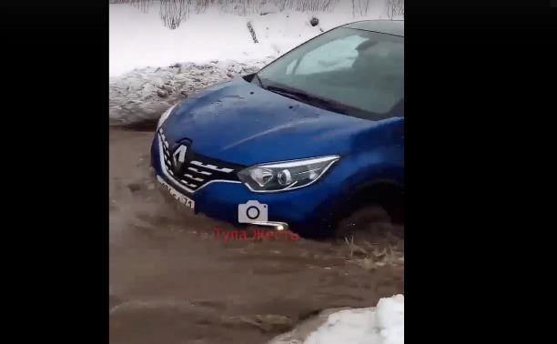В Туле затопило улицу Комбайновую: в ней буквально тонут автомобили