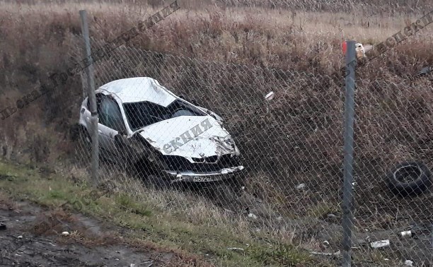 На трассе М-4 в Тульской области BMW улетел в кювет: пострадал водитель