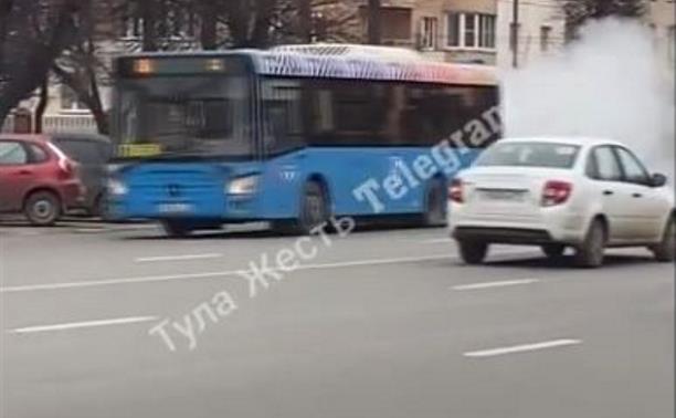 В Туле на ходу задымился автобус: видео