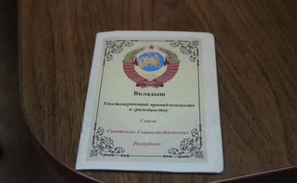 «У вас на дубинки есть лицензия? А суды ваши — подделка»: в Алексине «гражданка СССР» борется с масочным режимом