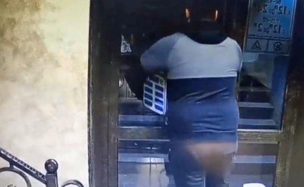 В Туле мужчина утащил аппарат для зарядки мобильных телефонов: видео