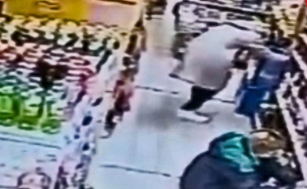 В Ефремове переодетый в женщину магазинный вор украл корзину продуктов: видео