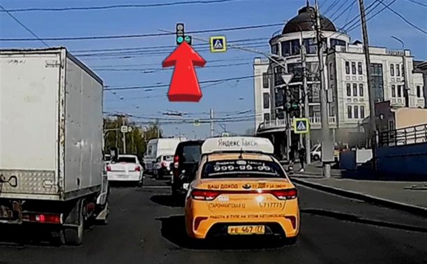 «Нелогичного» таксиста наказали за неправильное маневрирование и проезд на красный