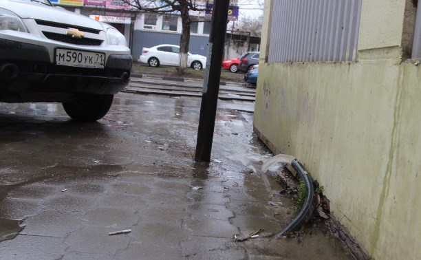 По факту откачки воды из колодца на тротуар в центре Тулы УАТН составило протокол