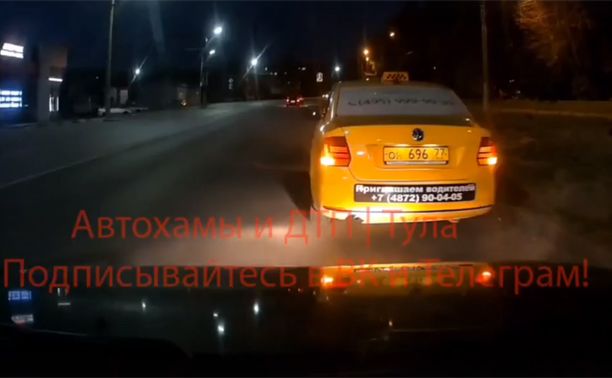 В Туле таксист едва не спровоцировал ДТП, сославшись на включенные «аварийки»