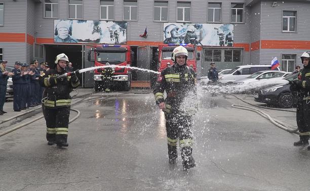 В Туле сотрудники МЧС проводили на пенсию руководителя, окатив водой из пожарных рукавов: видео