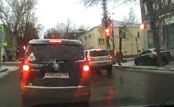 В Туле «Мазда» объехала светофор по тротуару: видео