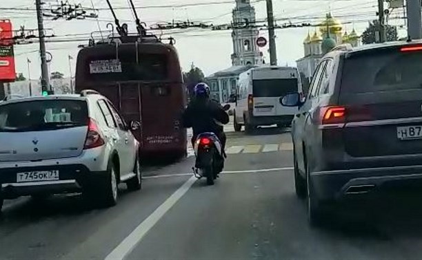 В центре Тулы водитель маршрутки грубо нарушил ПДД: видео