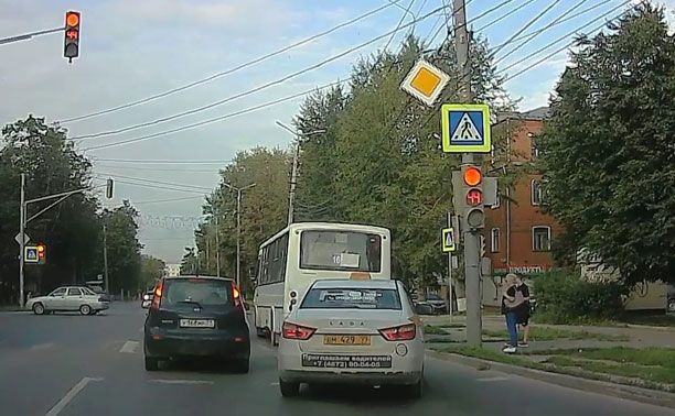 На ул. Кирова двое «не заметили» красный сигнал светофора, а третий — стоп-линию