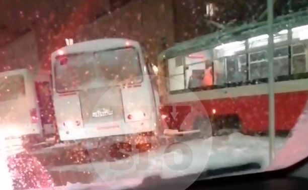 В Туле трамвай врезался в автобус